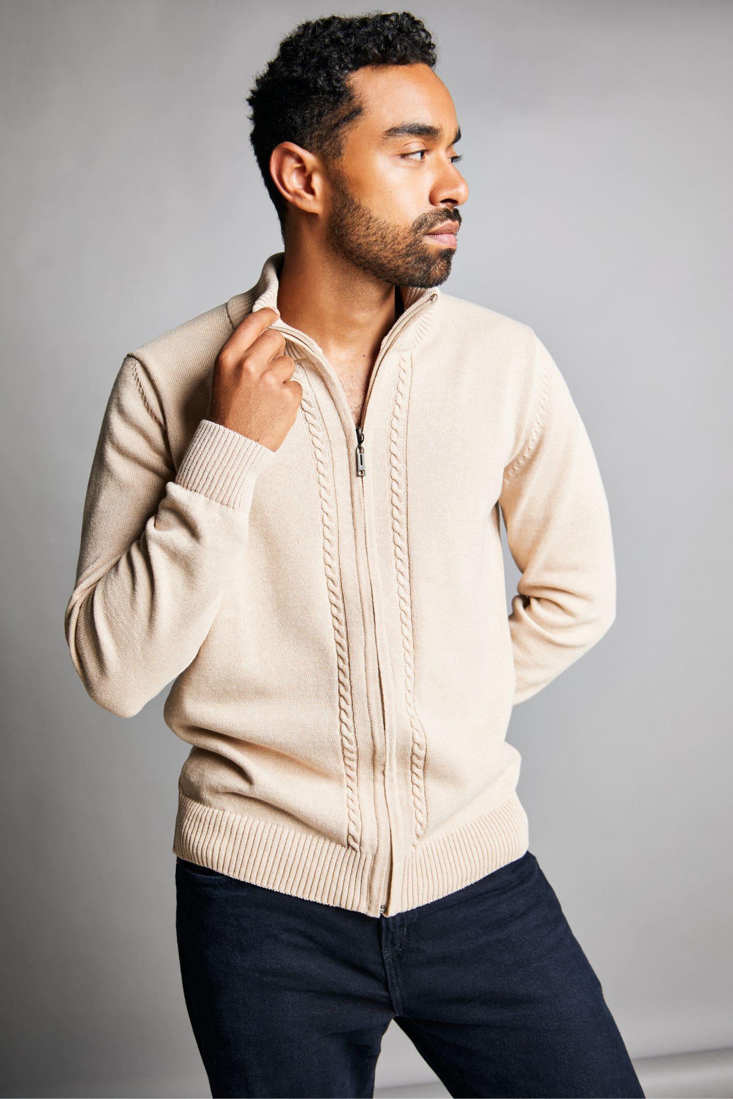 Hombre con chaqueta de punto beige de cremallera, moda masculina elegante y casual